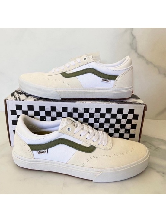 Vans Shoes - Vans Gilbert Crockett Shoe
True White / Green Women 9.0 US
Mens 7.5 US